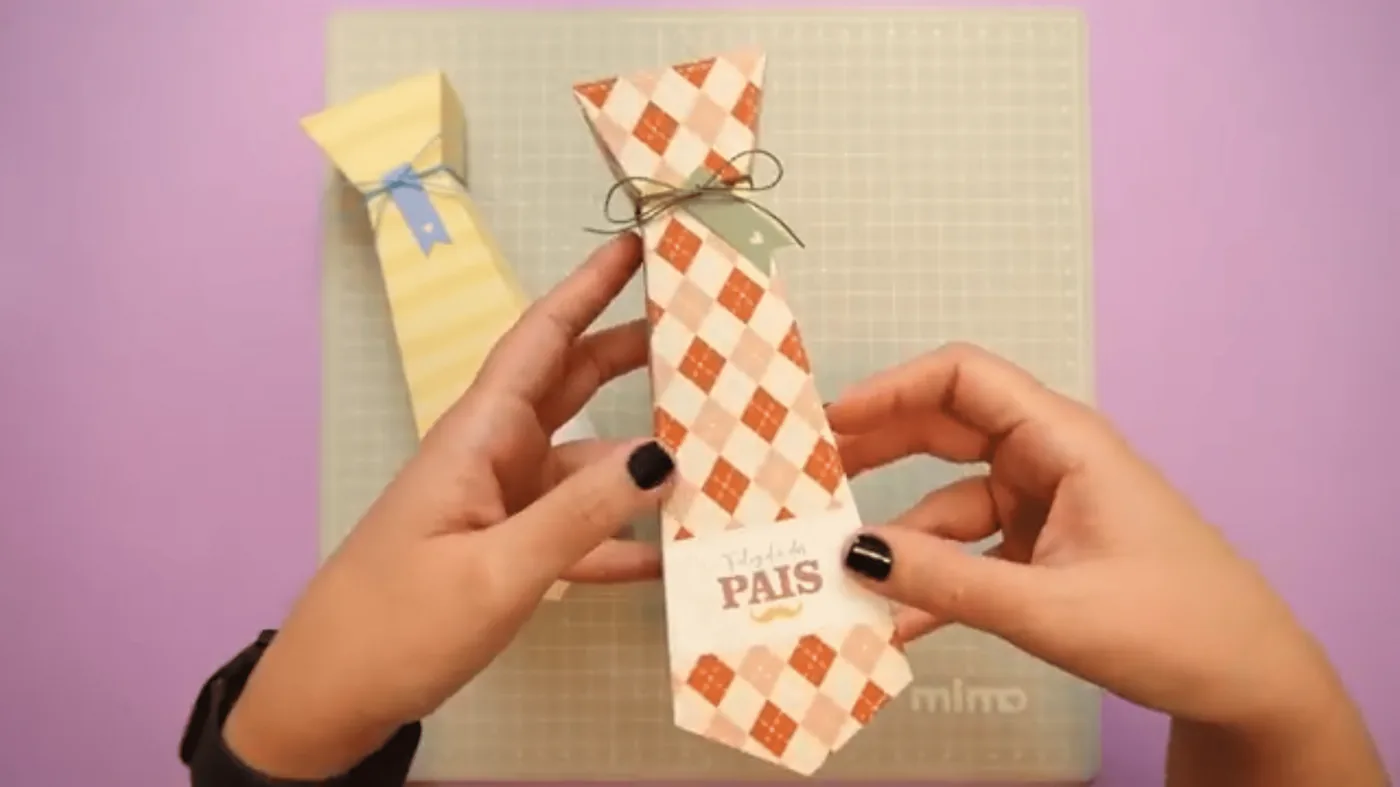 Porta bombons gravata xadrez laranja Feliz Dia dos Pais